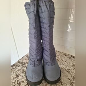 Oofos Oomg Boots Tall Quilted Recovery Size  W11